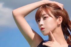 今田希、青空に映えるハードグラビア