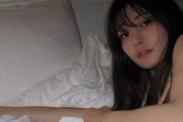 似鳥沙也加、暗がりの網タイツ美ヒップ