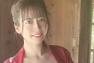 桜りん、浴衣の下は花びらランジェリー