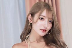 乃木結夢、Y字パンツで魅せる美脚