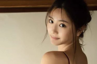 斎藤恭代、デニムずり落ち…見返り美人