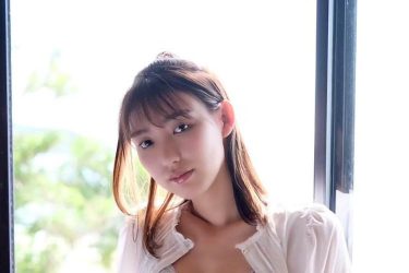 新田ゆう、シャツ全開の圧巻ボディ