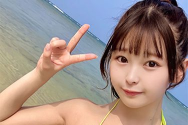 木更かのん、Y字ランジェリーと三角ビキニ