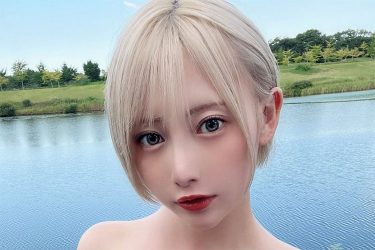 篠崎こころ、なんかすごい水着の美谷間