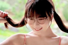 東雲うみ、ツインテールでルンルンビキニ♪