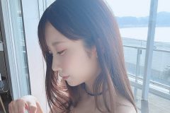 大河もも、無防備なブラ直し