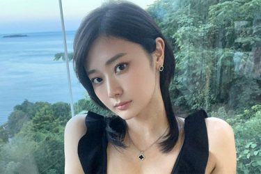 宮藤あどね、黒水着の絶景