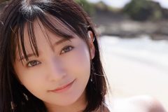 西永彩奈、極小三角ビキニでにっこり