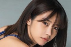 真中つぐ、競泳水着の食い込みヒップ