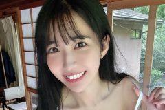 天羽希純、ポロリ寸前…肩紐外し