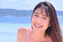 岡本杷奈、弾ける笑顔と美スタイル
