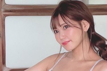 篠原冴美、レトロな風呂場で跨る…ビキニ美女