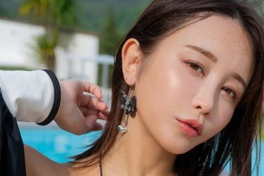 いくみ、上下キワド攻めのビキニ美女