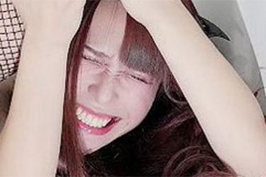 早乙女麗那、圧巻の珍ポーズ