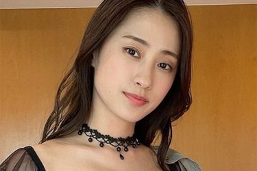 澄田綾乃、はだけシャツの強め美ボディ