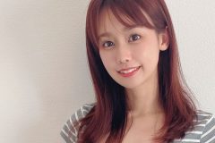 相原美咲、短シャツで美しいパイ下弦
