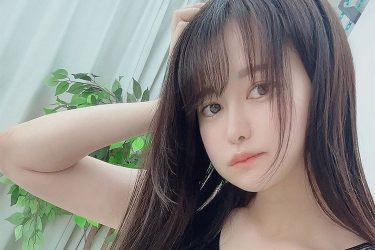 伊藤しずな、むちテカ競泳水着