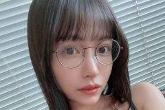 鈴木聖、メガネっ子のボイン自撮り