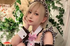 篠崎こころ、圧倒的ビジュアルのメイド姿