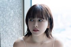 鈴木聖、窓辺のランジェリー開脚