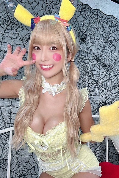 天羽希純、特盛バストがのぞく色っぽピカチュウコスの画像2