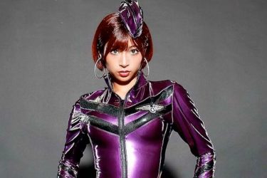 藤井マリー、メタリックハイレグで衝撃スタイル