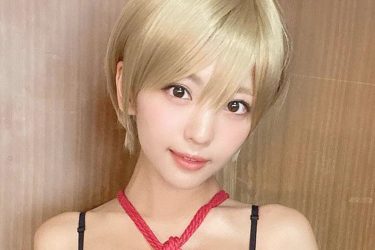 佐々木萌香、金髪で黒下着で赤縄
