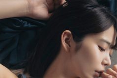 真中つぐ、しっぽり仰向けショット