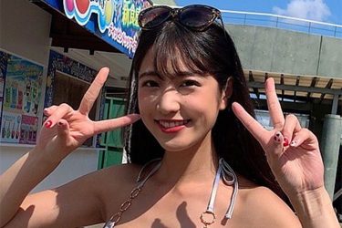 岡本杷奈、レインボーに輝くビキニでWピース