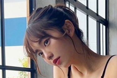 菊地姫奈、グラマラス黒ビキニ美女