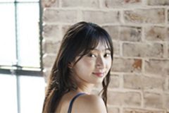 桑田彩、デニムずり落ち…ド迫力ヒップ