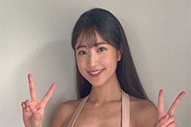 岡本杷奈、ヌーディビキニでWピース