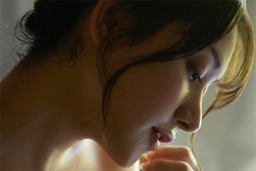 高嶺ひとみ、色っぽく無防備に…
