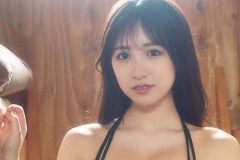 横野すみれ、二段ベッドの間でボンキュッボン