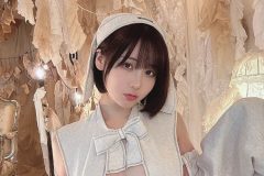 けんけん、胸元ガラあきのミイラコス