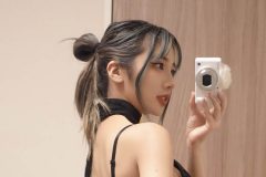 yunocy、黒ランジェリー＆網ニーハイの曲線美