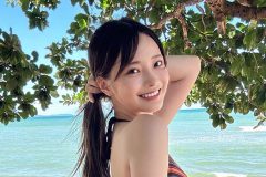 新谷姫加、海辺の爽やかな美貌と曲線美