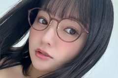 西永彩奈、メガネっ子の麗しき谷間