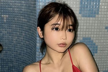 ふじもも、赤ビキニのエモかわショット