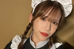 宮永薫、穴あきメイドコスの美谷間