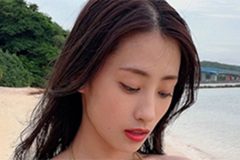 澄田綾乃、ゴールド色っぽビキニ