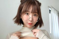 日向葵衣、超大胆な「まくり上げ」ショット