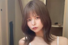 紅羽祐美、凛とした美貌とM字