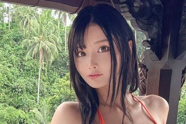 赤羽もも、牛ビキニのリゾート美女