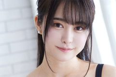 伊藤しずな、微笑みの絶品ボディ
