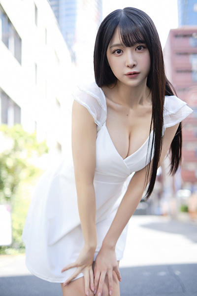 真島なおみ、清楚系の美谷間の画像2