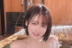 けんけん、ヌーディビキニで意味深な「ぴゅっ」