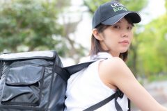 真中つぐ、配達員の誘惑ヒップ