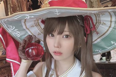 えなこ、ビジュ爆発の魔女コス