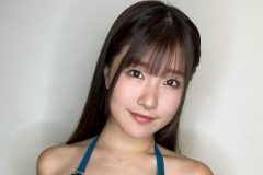 原つむぎ、水着がはち切れそうなビッグバスト